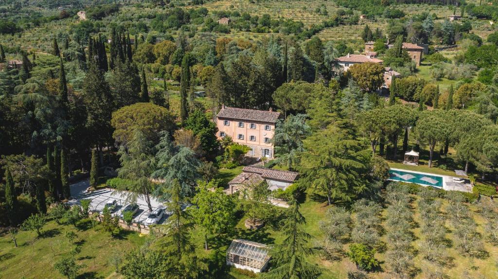 una vista aérea de una casa en un bosque en VILLA METELLIANO 10, Emma Villas, en Cortona