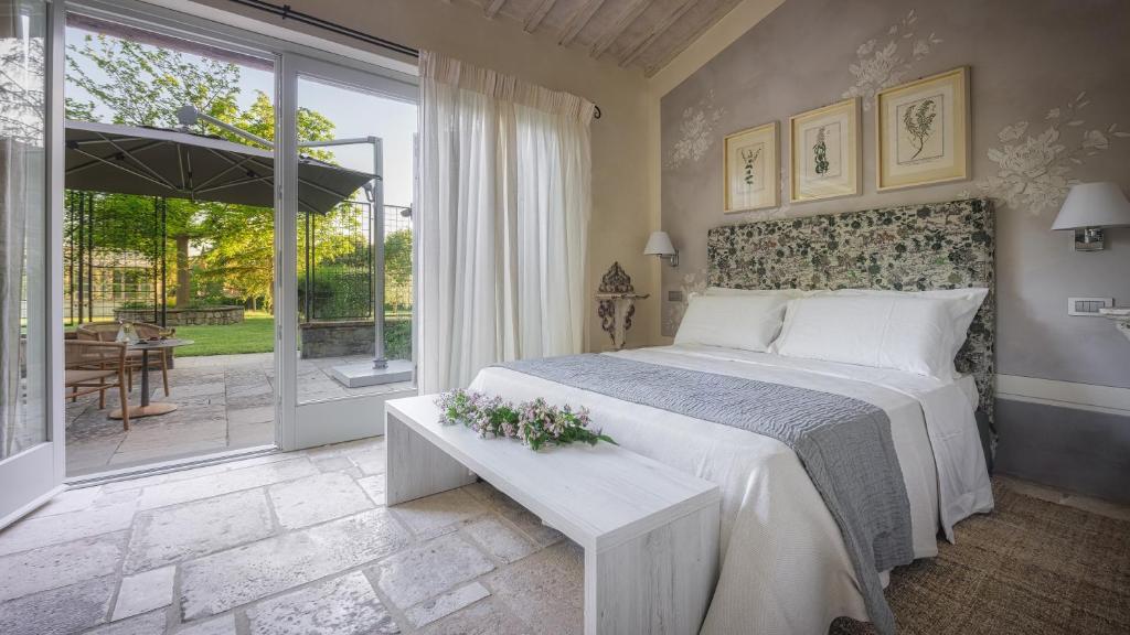 Łóżko lub łóżka w pokoju w obiekcie VILLA METELLIANO 10, Emma Villas
