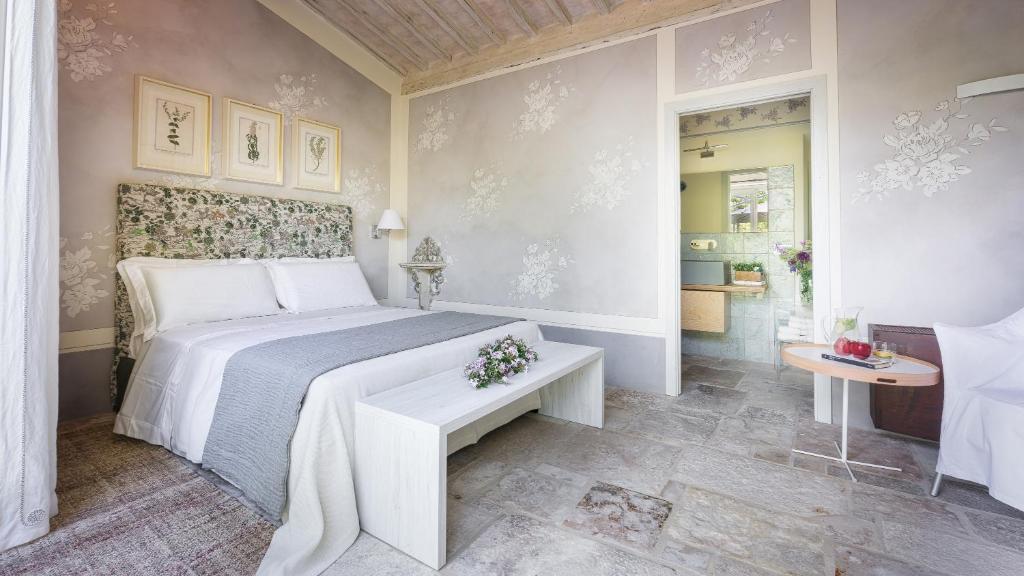 Łóżko lub łóżka w pokoju w obiekcie VILLA METELLIANO 10, Emma Villas