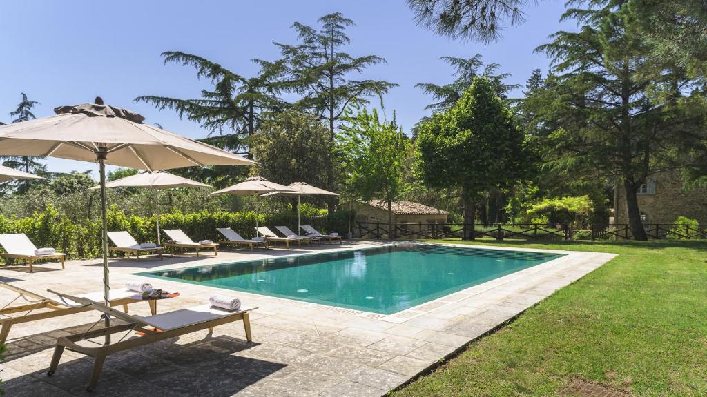 Basen w obiekcie VILLA METELLIANO 10, Emma Villas lub w pobliżu