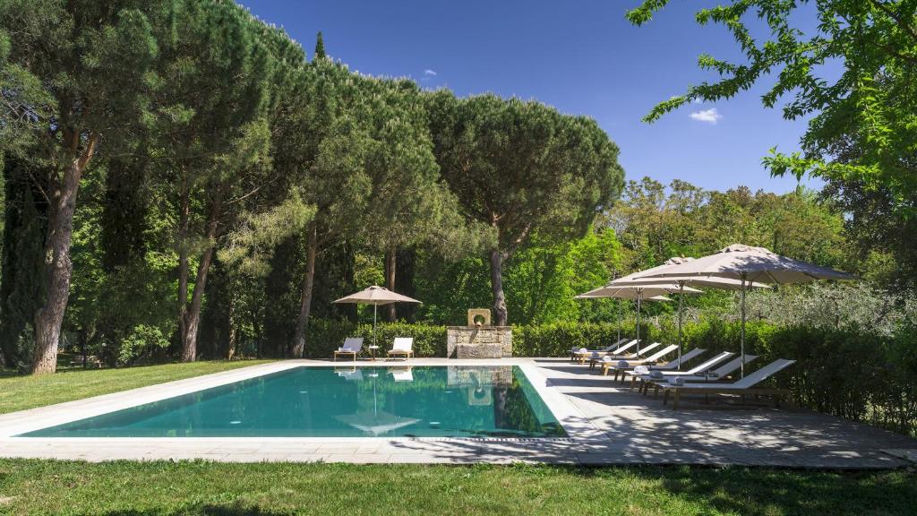 basen z krzesłami i parasolami w obiekcie VILLA METELLIANO 10, Emma Villas w mieście Cortona