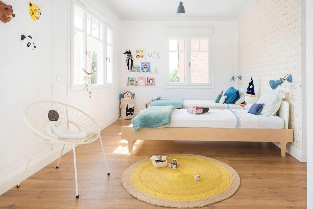 sypialnia z dużym łóżkiem i krzesłem w obiekcie Casa de los Sueños para familias en Madrid w Madrycie