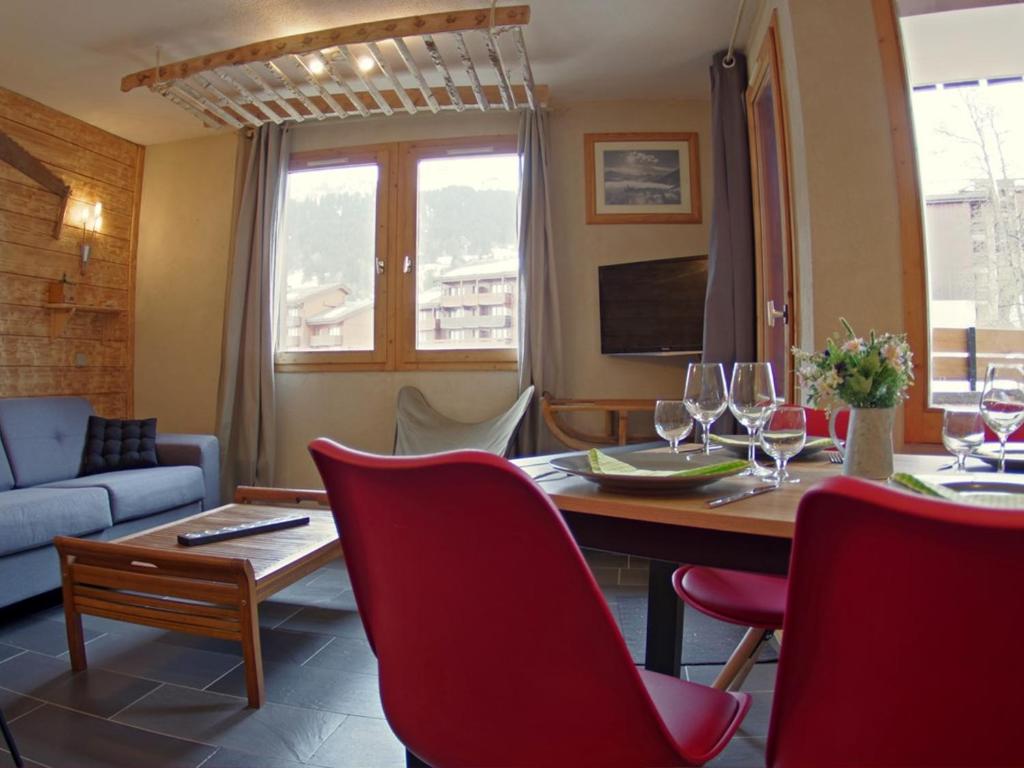 a living room with a dining room table with wine glasses at Appartement Valmorel, 3 pièces, 4 personnes - FR-1-291-821 in Valmorel