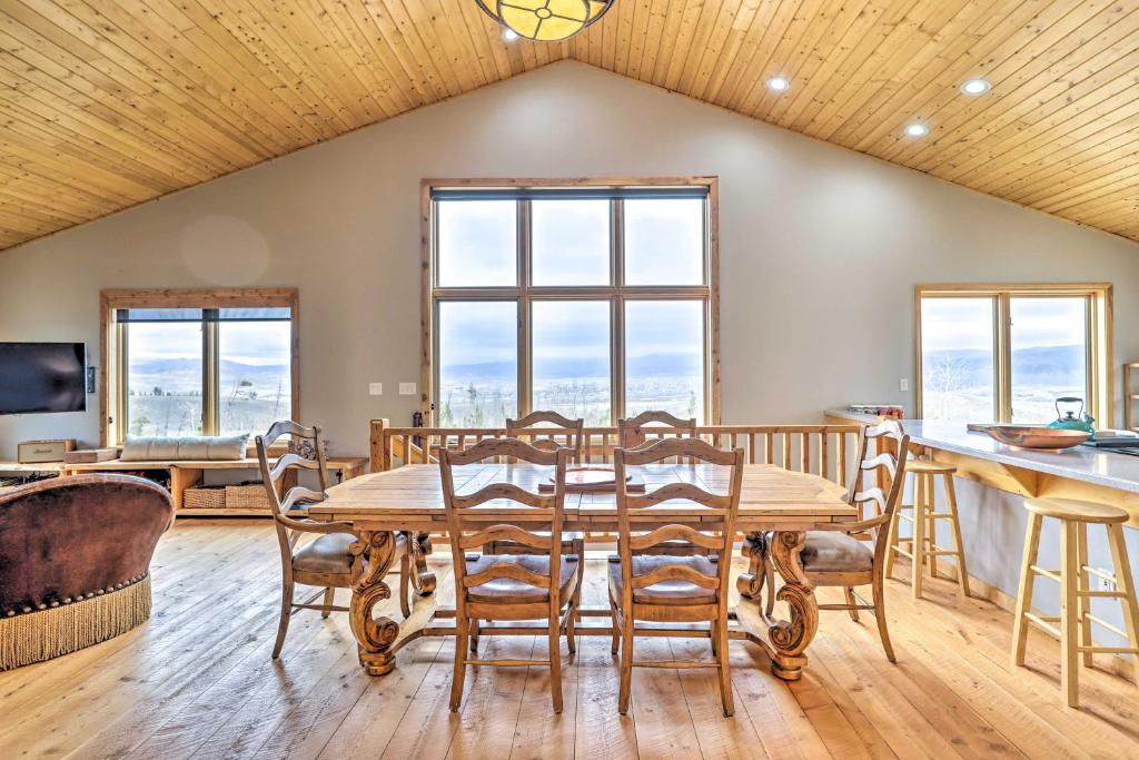 Secluded Granby Mtn Cabin 75 Acres and Views tesisinde bir restoran veya yemek mekanı