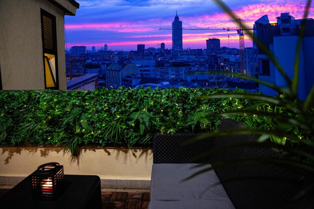 uma varanda com vista para a cidade ao pôr-do-sol em The Attic Centrale - Netflix em Milão
