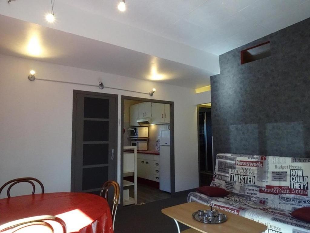 a living room with a table and a kitchen at Charmant Appartement 3 Pièces à Arette - 2 Chambres, Casiers à Skis, Parkings Gratuits - FR-1-602-26 in Arette