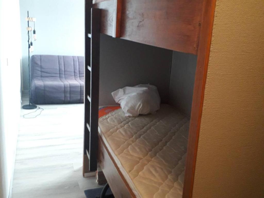 - une porte ouverte menant à un lit superposé dans un dortoir dans l'établissement Studio 6 pers, proche pistes, parking, ascenseur, casier à skis, kitchenette équipée - FR-1-602-36, à Arette