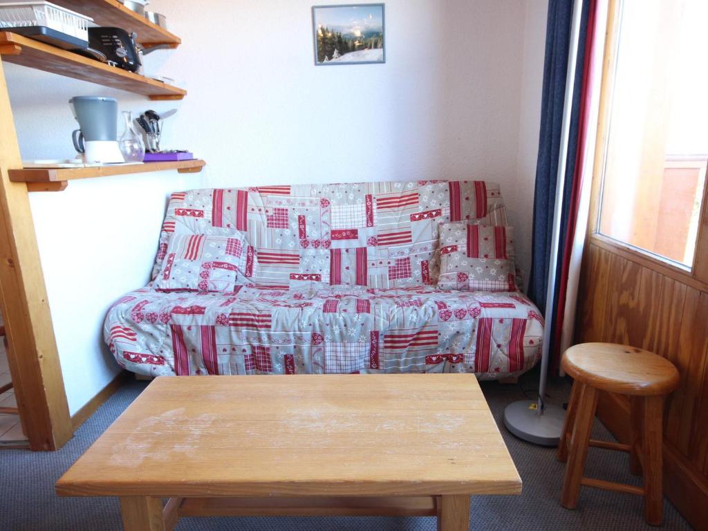 sala de estar con sofá cubierto de cajas en Appartement Peisey-Vallandry, 2 pièces, 7 personnes - FR-1-411-649, en Landry