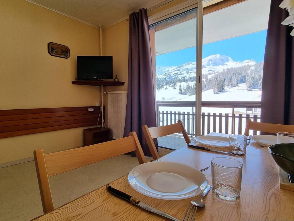 - une table à manger avec vue sur la montagne dans l'établissement Studio confortable proche pistes, 4 personnes, Wifi, parking - FR-1-525-202, à Saint-Étienne-en-Dévoluy