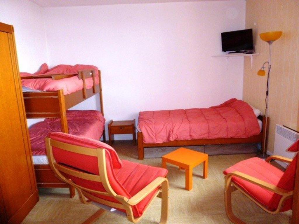 Cette petite chambre comprend 2 lits superposés et une chaise. dans l'établissement Studio Arette, 1 pièce, 4 personnes - FR-1-602-6, à Arette