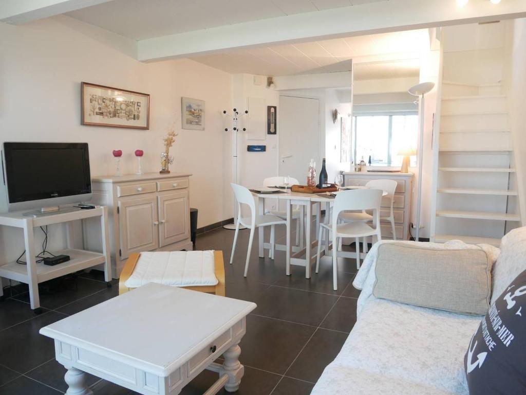 een woonkamer met een bank en een tafel bij Appartement La Trinité-sur-Mer, 3 pièces, 4 personnes - FR-1-477-191 in La Trinité-sur-Mer