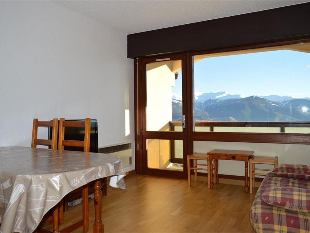 uma sala de jantar com uma mesa e vista para uma montanha em Appartement Font-Romeu-Odeillo-Via, 2 pièces, 6 personnes - FR-1-580-19 em Font Romeu Odeillo Via