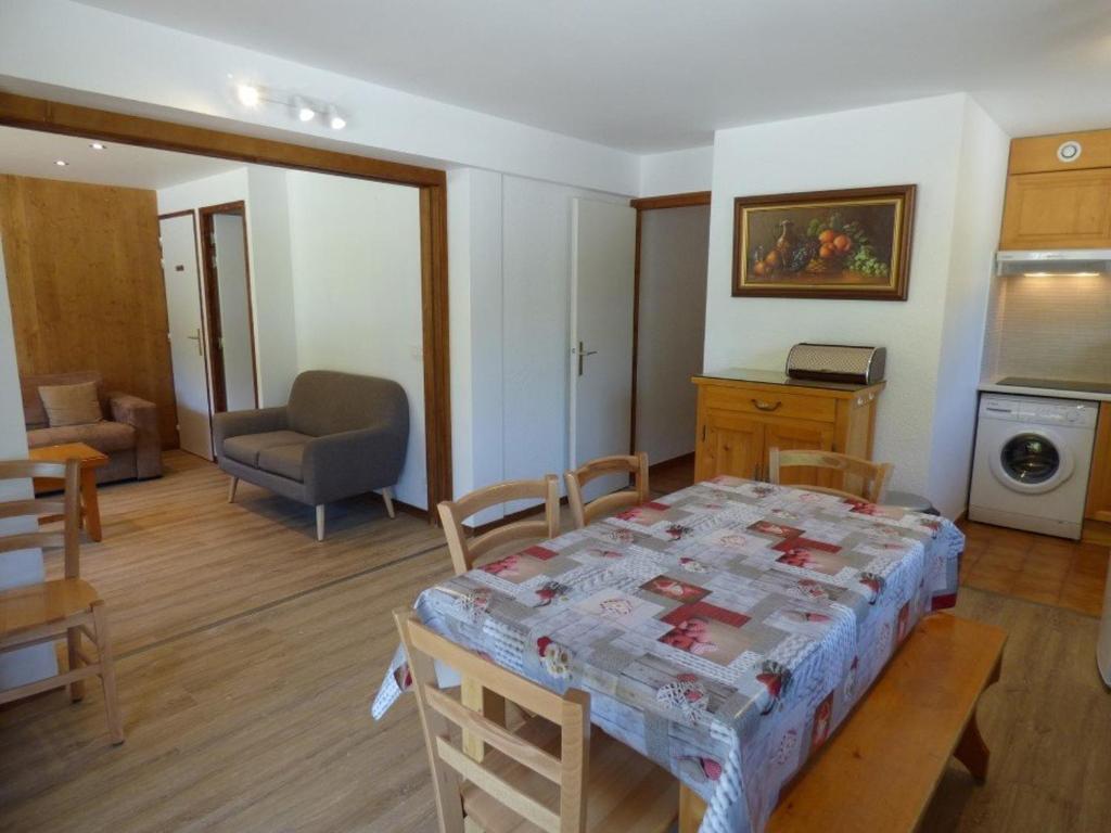 sala de estar con mesa y comedor en Appartement Le Grand-Bornand, 6 pièces, 10 personnes - FR-1-458-135 en Le Grand-Bornand