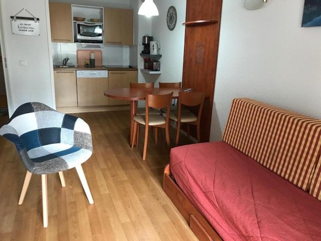 Habitación con cama, mesa y cocina. en Appartement La Mongie, 2 pièces, 4 personnes - FR-1-404-317 en Bagnères-de-Bigorre
