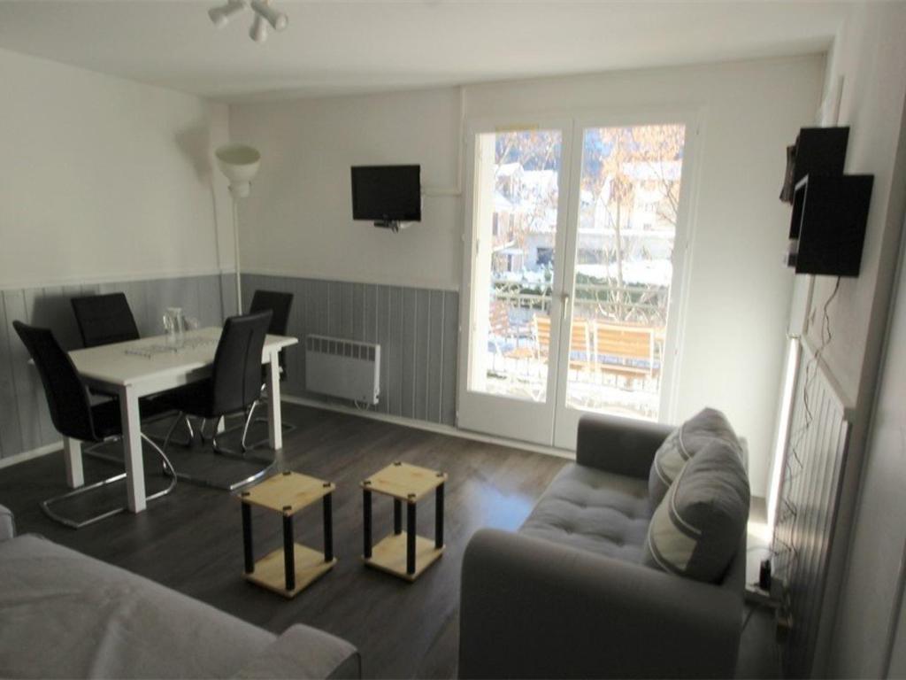 un salon avec un canapé et une table dans l'établissement Appartement 2 Pièces avec Cabine, Parking, Internet - Bagnères-de-Luchon - FR-1-313-159, à Luchon
