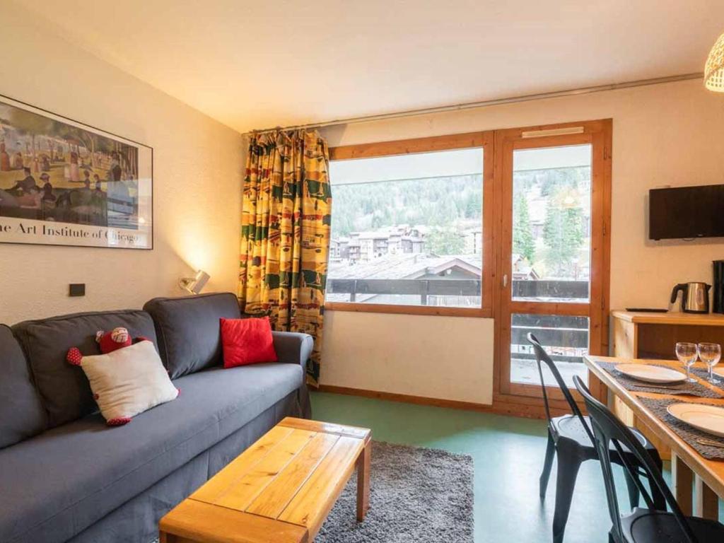 a living room with a couch and a table at Charmant 2 pièces, 1 chambre, balcon, animaux acceptés - FR-1-291-855 in Valmorel