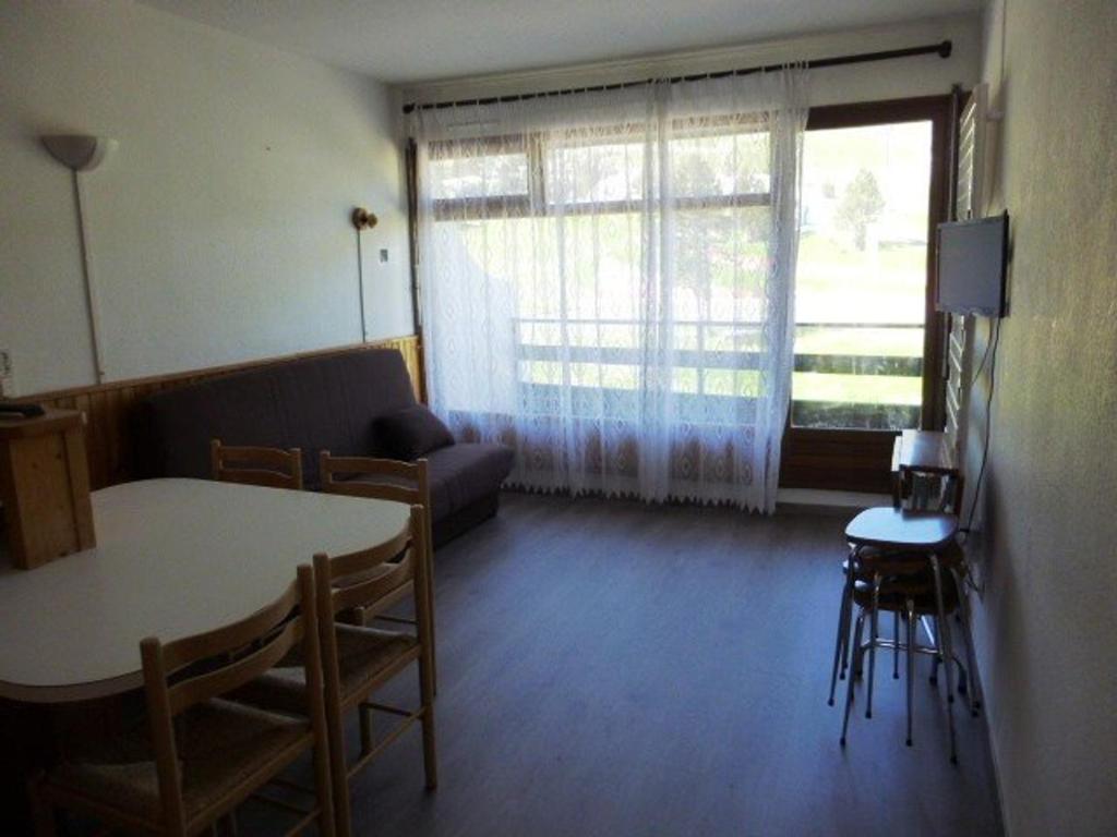 - un salon avec un canapé, une table et des chaises dans l'établissement Appartement Arette, 2 pièces, 6 personnes - FR-1-602-28, à Arette