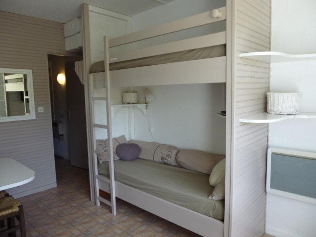 a room with a bunk bed with a ladder at Studio Arette, 1 pièce, 6 personnes - FR-1-602-40 in Arette