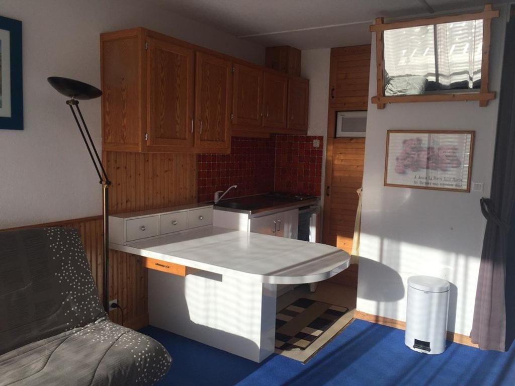 una pequeña cocina con encimera blanca y nevera en Studio Arette, 1 pièce, 5 personnes - FR-1-602-43, en Arette