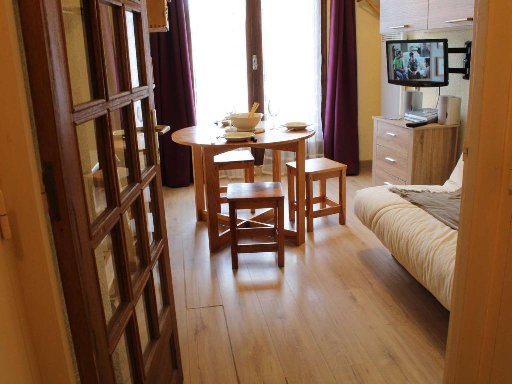 ein Wohnzimmer mit einem Tisch und einem Sofa in der Unterkunft Appartement Risoul, 1 pièce, 4 personnes - FR-1-330-518 in Risoul