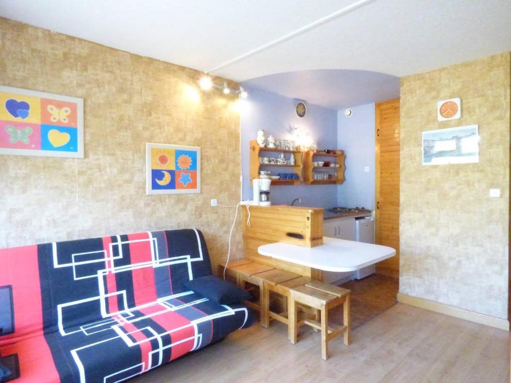 - un salon avec un canapé et une table dans l'établissement Studio Arette, 1 pièce, 4 personnes - FR-1-602-75, à Arette