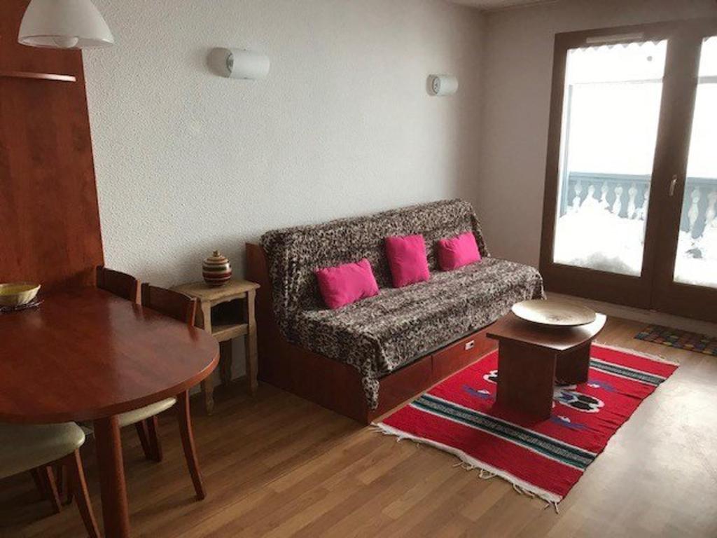 sala de estar con sofá y 2 almohadas rosas en Appartement La Mongie, 2 pièces, 4 personnes - FR-1-404-249 en Bagnères-de-Bigorre