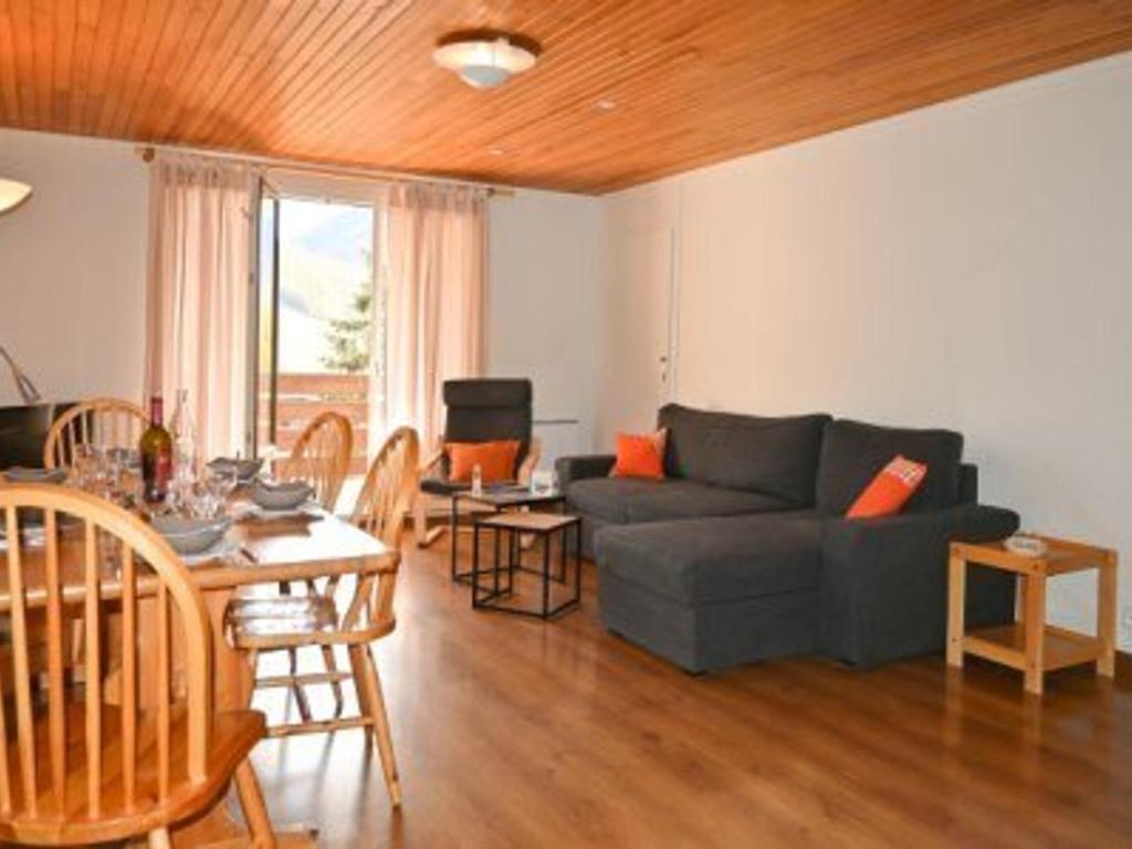 een woonkamer met een bank en een tafel bij Appartement Montgenèvre, 3 pièces, 8 personnes - FR-1-266-160 in Montgenèvre