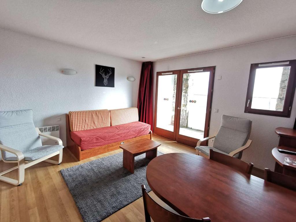 un salon avec une table et un canapé dans l'établissement Studio cabine 4 pers - Terrasse, Piscine, Fitness, Parking - Proche pistes - FR-1-404-268, à La Mongie