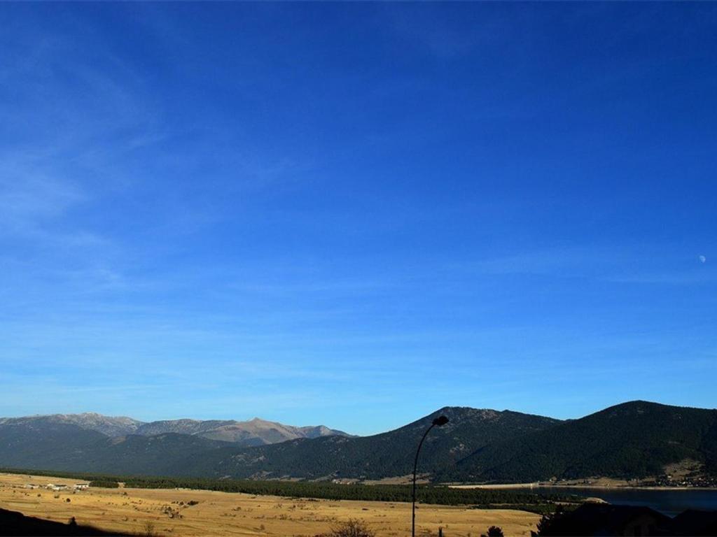 una vista de un desierto con montañas en el fondo en Appartement Les Angles, 3 pièces, 4 personnes - FR-1-593-31 en Les Angles