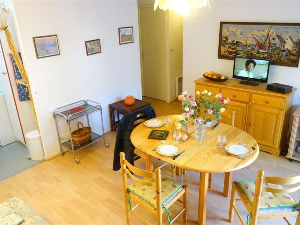 uma sala de jantar com uma mesa de madeira e cadeiras em Appartement Bagnères-de-Luchon, 2 pièces, 4 personnes - FR-1-313-123 em Luchon