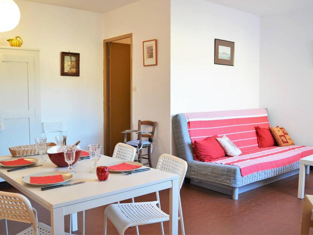 un salon avec une table et un canapé dans l'établissement Appartement 2 pièces avec piscine et parking à 2 pas de la plage au Lavandou - FR-1-251-384, au Lavandou
