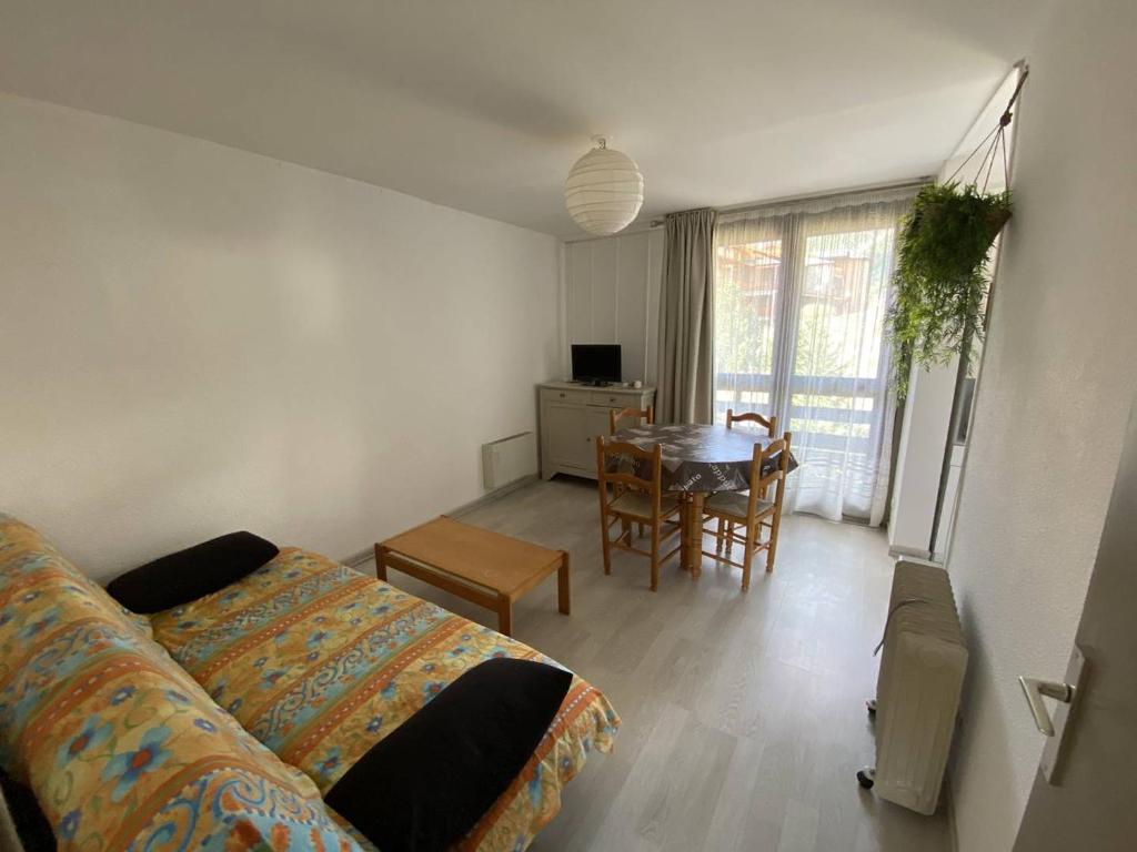 sala de estar con sofá y mesa en Appartement Les Angles, 3 pièces, 6 personnes - FR-1-295-154, en Les Angles