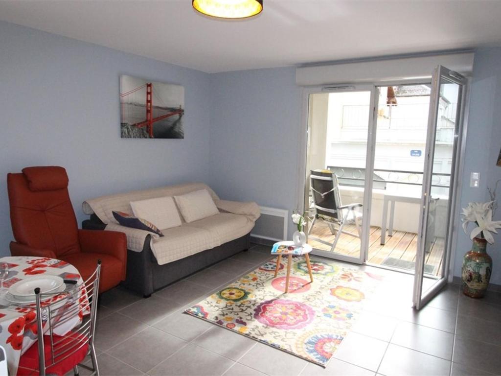 uma sala de estar com um sofá e uma mesa em Appartement Bagnères-de-Luchon, 2 pièces, 4 personnes - FR-1-313-174 em Luchon