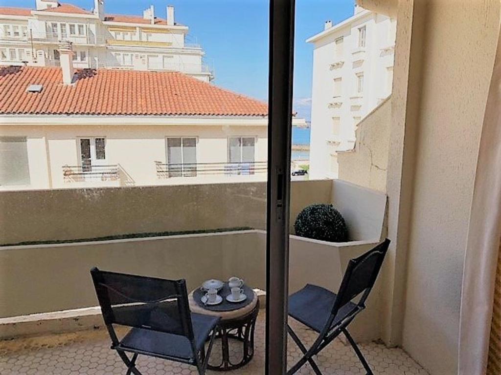 A balcony or terrace at Appartement Saint-Jean-de-Luz, 1 pièce, 2 personnes - FR-1-4-593