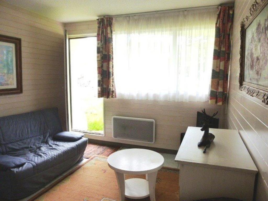 un salon avec un canapé et une fenêtre dans l'établissement Studio 5 pers. au pied des pistes - Accès direct, parking gratuit, casier à skis, service fondue - FR-1-602-16, à Arette