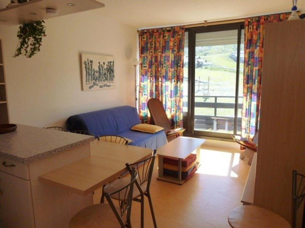 a living room with a blue couch and a table at Appartement Arette, 2 pièces, 6 personnes - FR-1-602-60 in Arette