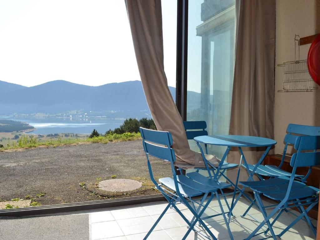 une table et des chaises assises devant une fenêtre dans l'établissement 2 pièces cabine avec coin repas et cuisine équipée, Les Angles - FR-1-593-67, aux Angles