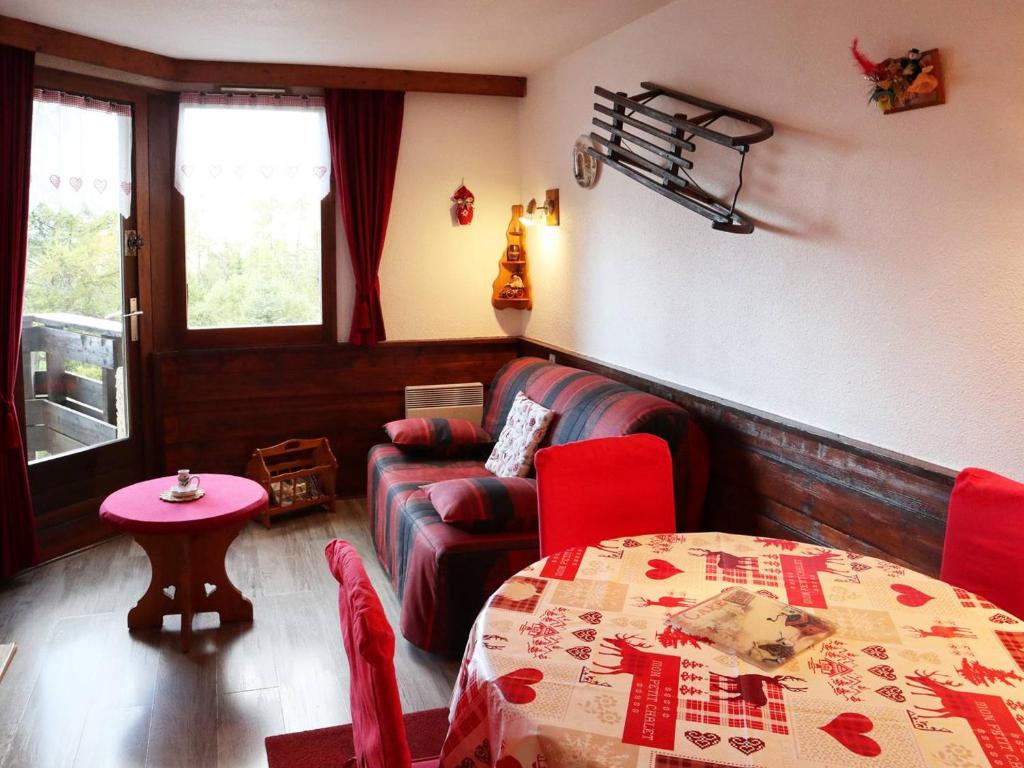 un salon avec un canapé et une table dans l'établissement Studio prestige 4 pers, skis aux pieds, cheminée, balcon, sans animaux, wifi libre - FR-1-322-441, aux Orres