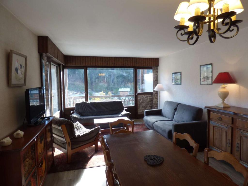 een woonkamer met een bank en een tafel bij Maison Le Grand-Bornand, 3 pièces, 6 personnes - FR-1-458-96 in Le Grand-Bornand