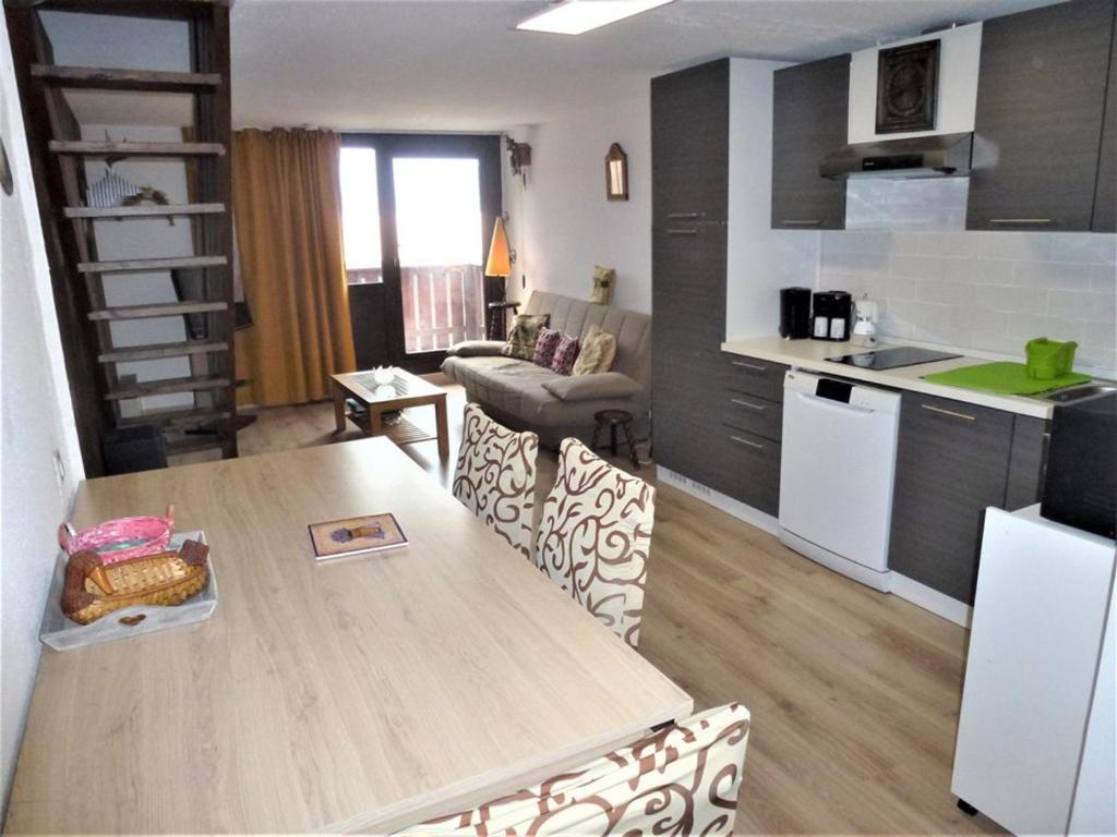 une cuisine et un salon avec une table et des chaises dans l'établissement Duplex lumineux au calme, 6 pers, WiFi, balcons, proche pistes - FR-1-292-174, à Isola