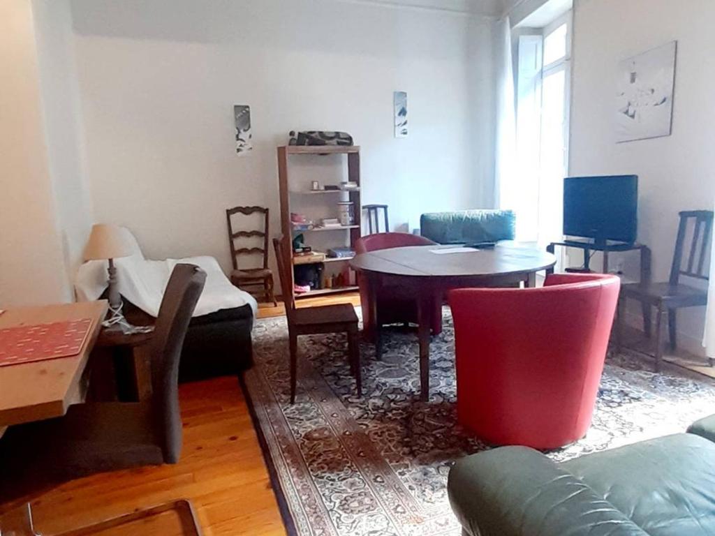 ein Wohnzimmer mit einem Tisch und Stühlen in der Unterkunft Appartement Cauterets, 4 pièces, 8 personnes - FR-1-234-258 in Cauterets