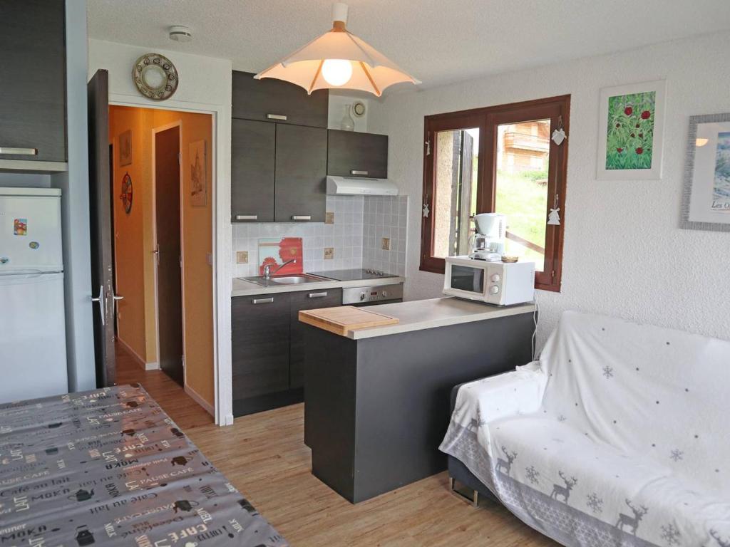 a kitchen with a counter top and a microwave at Appartement Les Orres, 1 pièce, 5 personnes - FR-1-322-435 in Les Orres