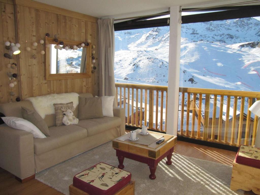 a living room with a couch and a view of a mountain at Studio Val Thorens, 2 pièces, 3 personnes - FR-1-637-2 in Val Thorens