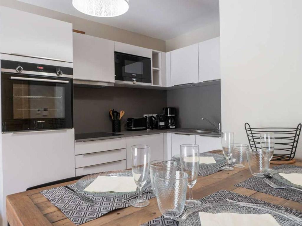 Kitchen o kitchenette sa Appartement Les Avanchers-Valmorel, 2 pi&egrave;ces, 4 personnes - FR-1-291-860