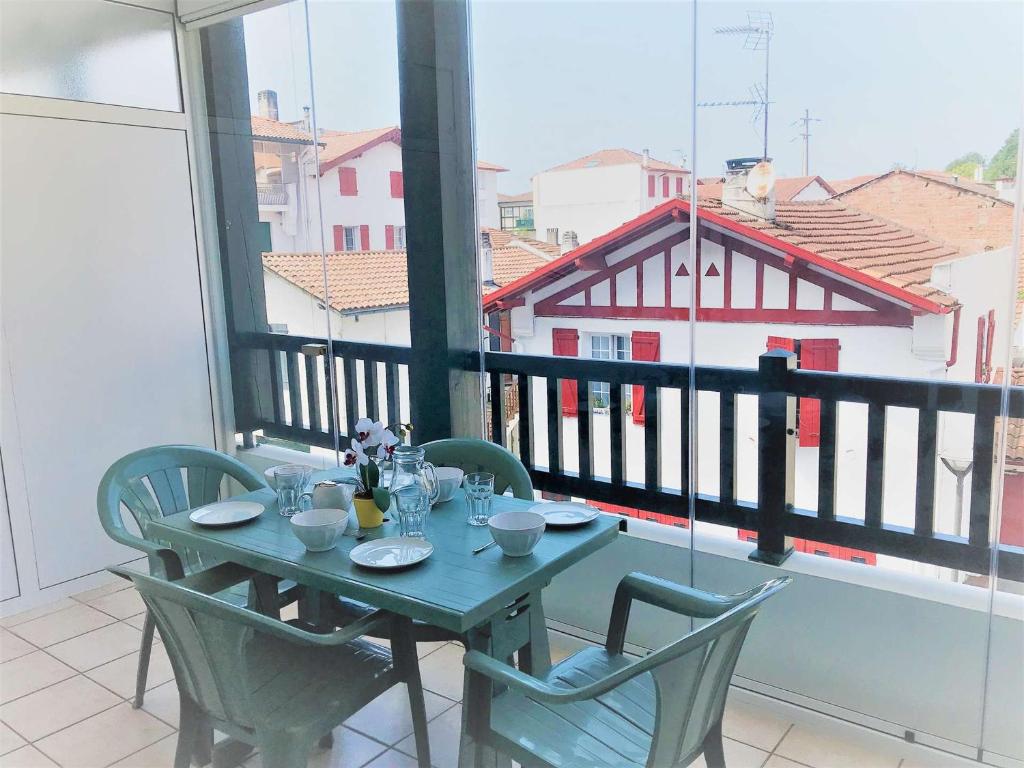 聖讓－德呂茲的住宿－Appartement Saint-Jean-de-Luz, 3 pièces, 5 personnes - FR-1-4-612，美景阳台配有桌椅