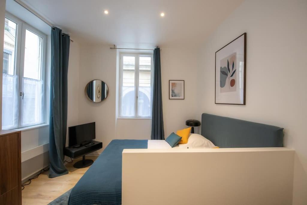 um quarto com uma cama e uma janela em Opéra 8 - Superbe studio refait à neuf proche place des Terreaux em Lyon