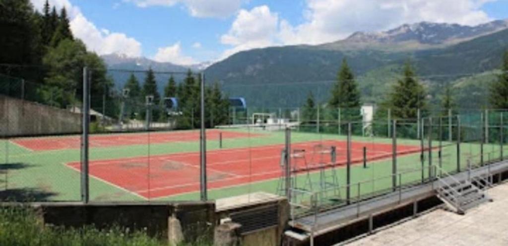 Tenis a/nebo squash v ubytování Appartamento Nives nebo okolí