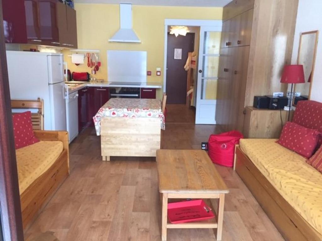 un salon avec deux canapés et une cuisine dans l'établissement Studio 4 pers au pied des pistes avec balcon, animaux admis - FR-1-330-537, à Risoul