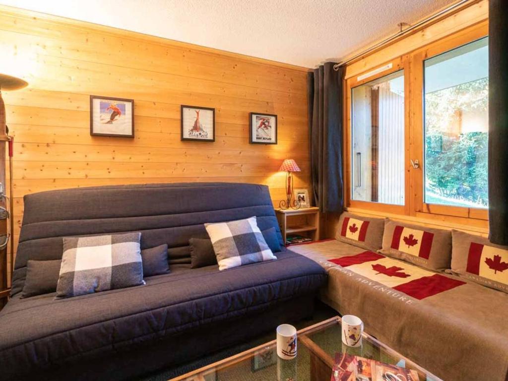 uma sala de estar com um sofá e uma cama em Studio Valmorel, 1 pièce, 4 personnes - FR-1-291-870 em Valmorel