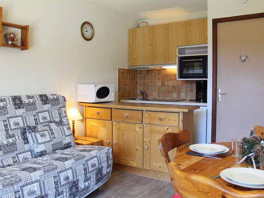 un soggiorno con un divano, un tavolo e una cucina di Studio Montagne 4 Pers. à Vars Les Claux - Pied des Pistes, proche Commerces et École de Ski - FR-1-330B-178 a Vars